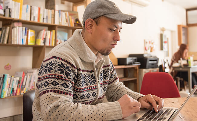 初デートの待ち合わせで緊張気味の男性