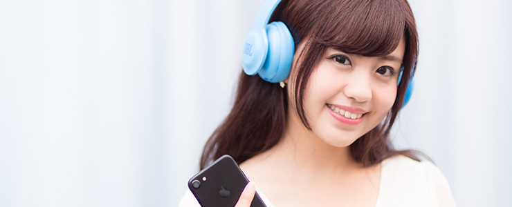 Bluetoothで音楽を楽しむ女子