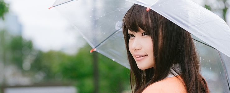 雨のデートでも楽しそうな女子