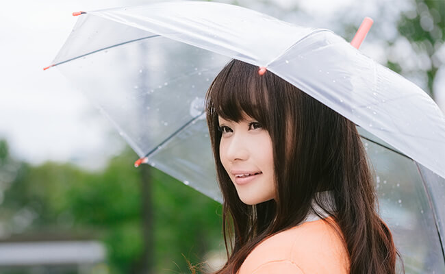 雨のデートでも楽しそうな女子