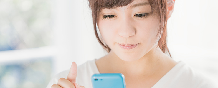 スマホから出会い系アプリに登録する女性