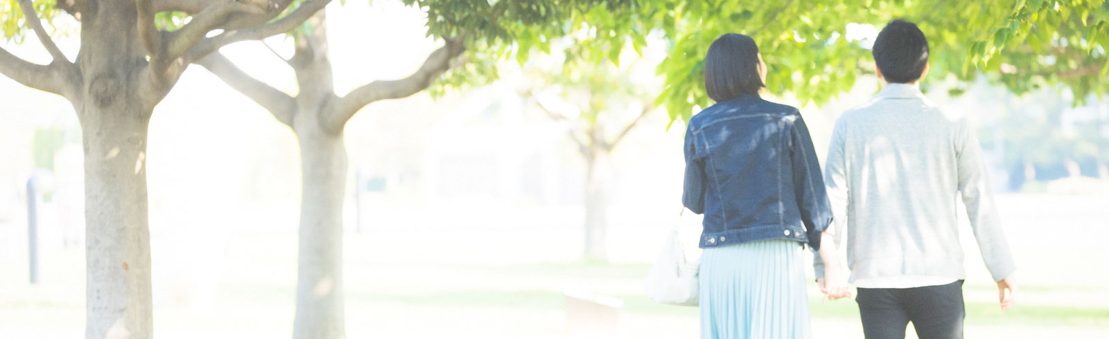 公園でデートをする男女